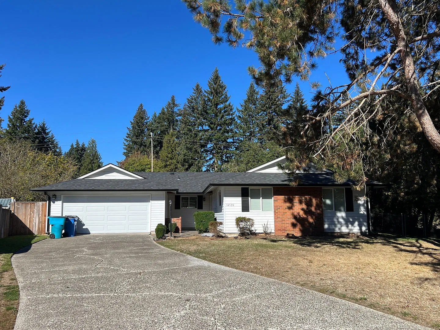 Remodeled Single Level Home On Huge 1/4 Acre Lot For Rent - 14520 Ne 74th St — Photo 1