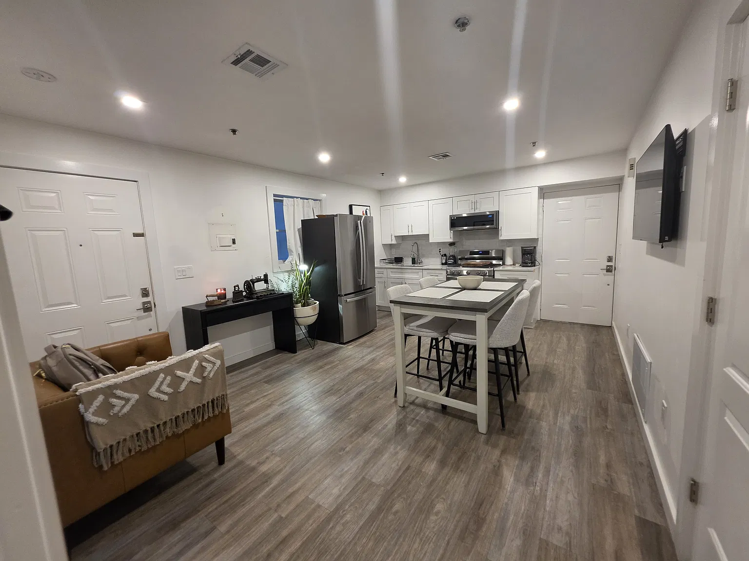 2 bed, 600 sqft, $2,500 — Photo 1