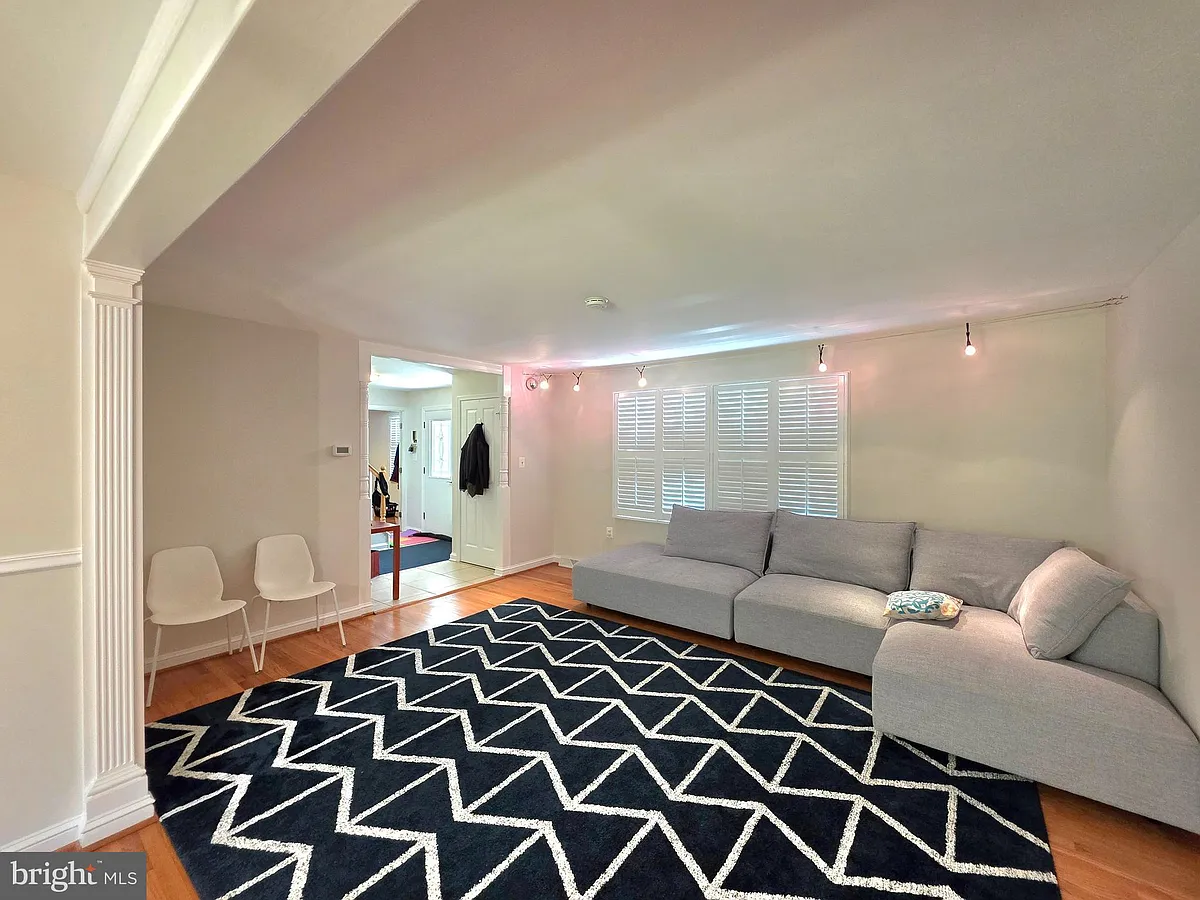 Building Photo - 10930 Howland Dr