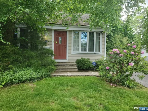 149 Heatherhill Rd, Cresskill, NJ 07626