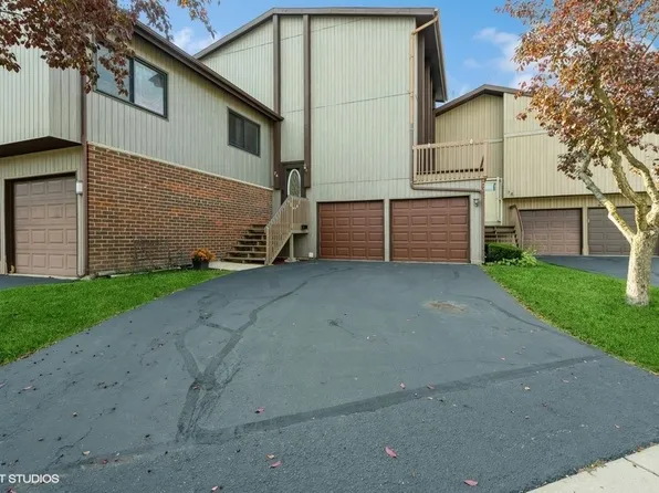74 Salt Creek Rd, Roselle, IL 60172