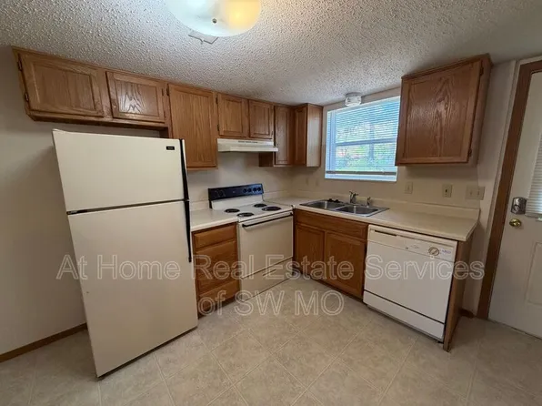 1189 W Hall St, Ozark, MO 65721