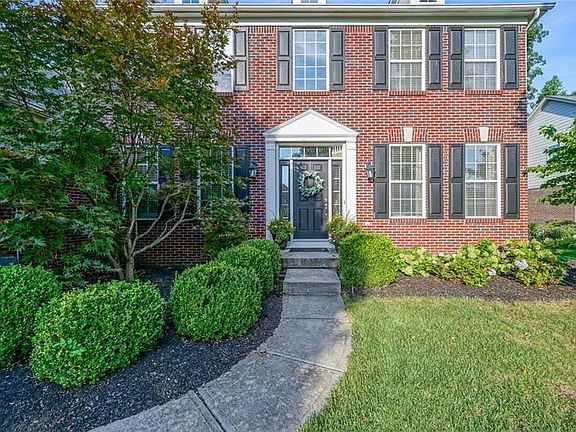 Inviting Entrance with Pristine Landscaping!