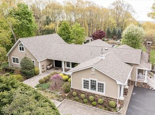 26 Treeview Dr, Melville, NY 11747