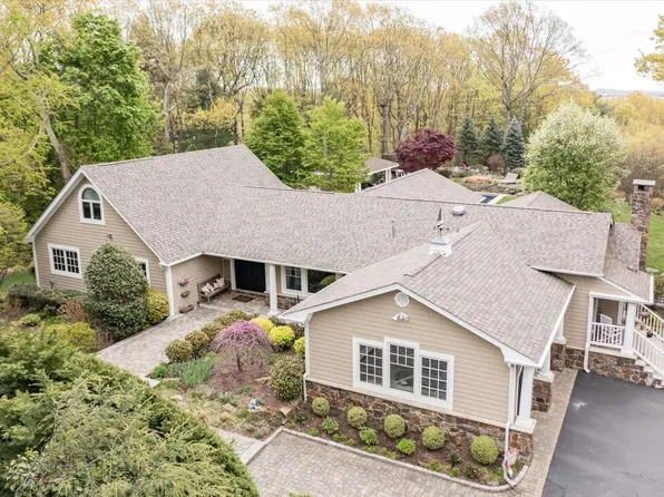 26 Treeview Drive, Melville, NY 11747