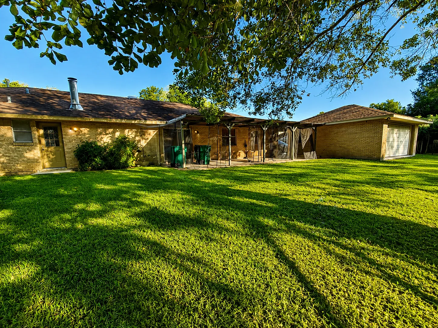 5 bed, 2695 sqft, $2,500 — Photo 2