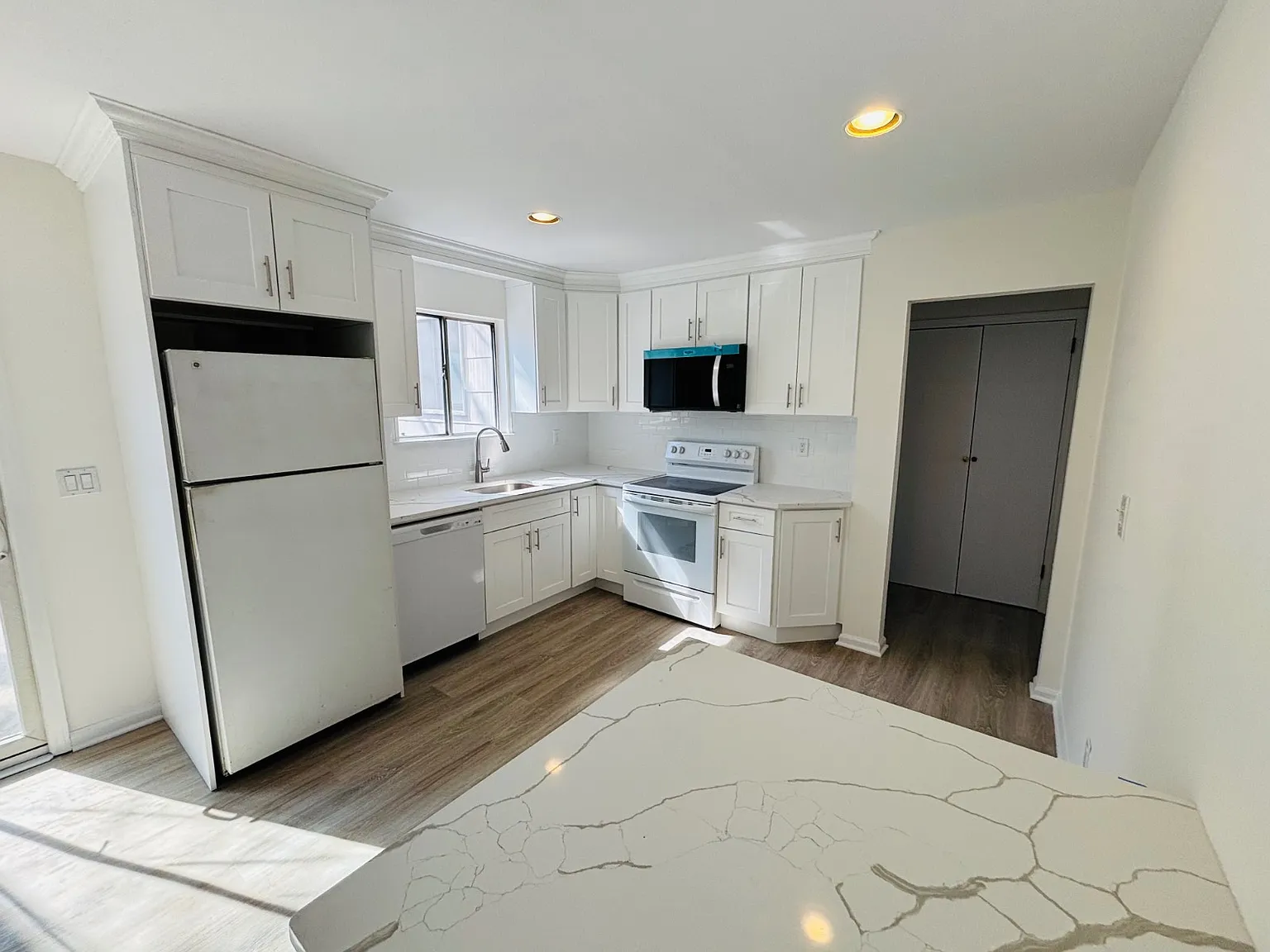 3 bed, 1.0 bath, $3,900 — Photo 3