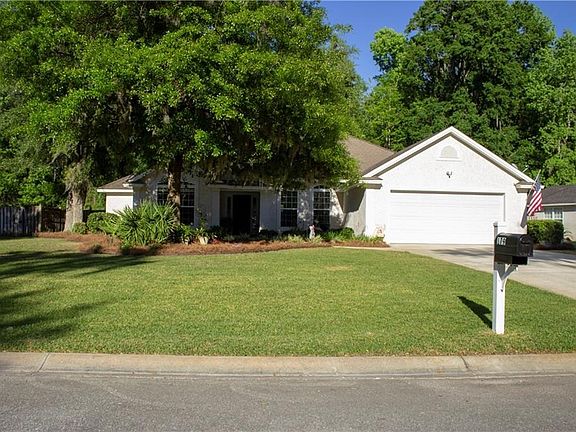 This tabby home is beautifully maintained.