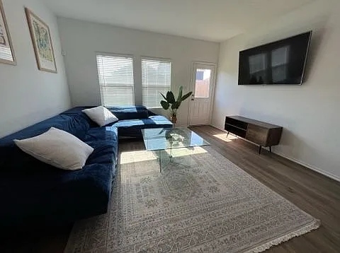 4 bed, 2.0 bath, 1627 sqft, $2,385 — Photo 2