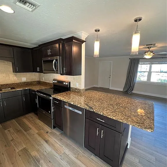 511 W Retta Esplanade — Photo 9