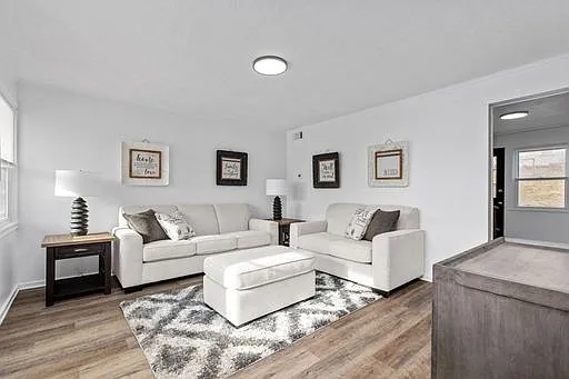 3 bed, 911 sqft, $1,250 — Photo 1