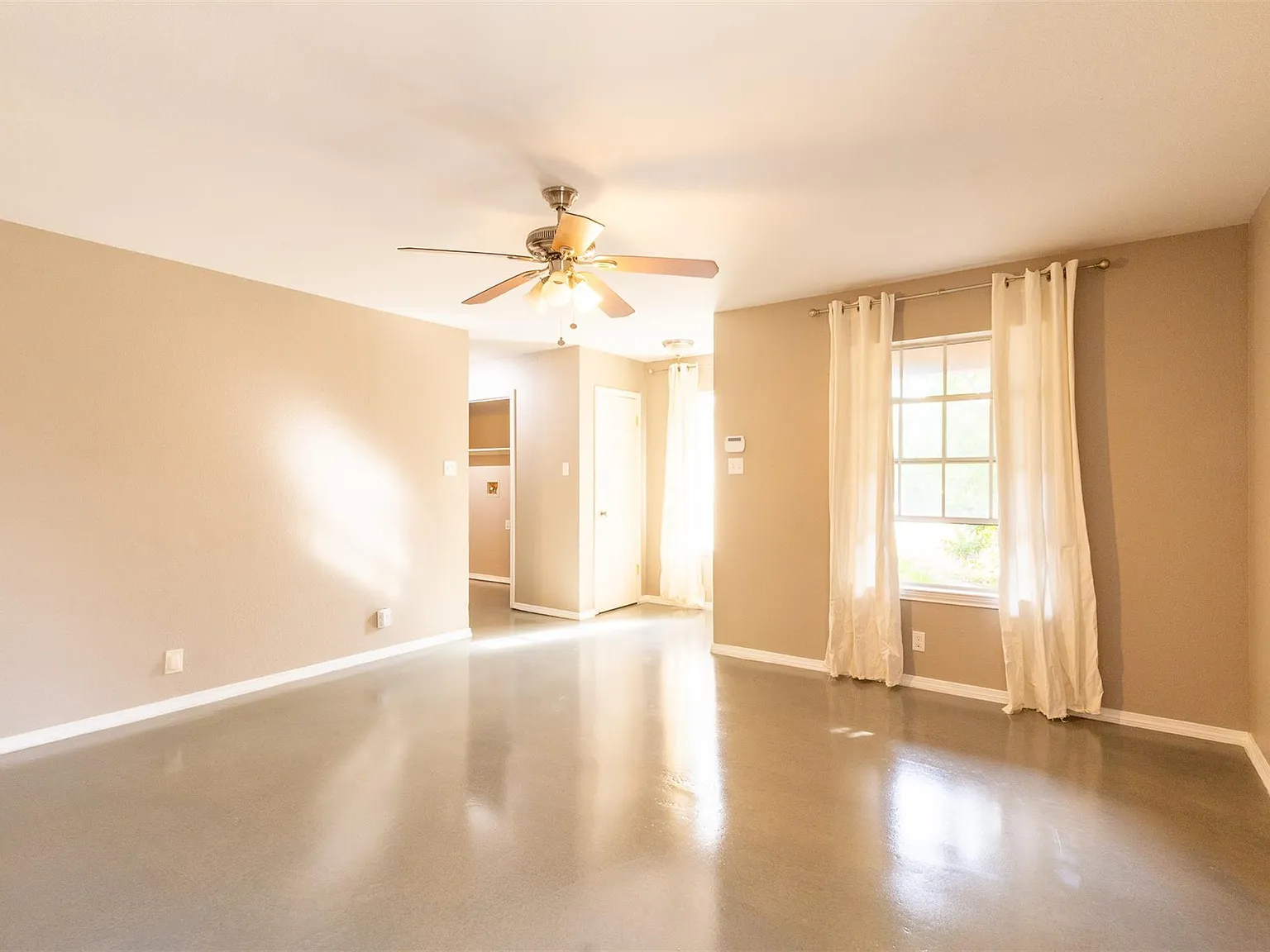 3 bed, 2.0 bath, 1266 sqft, $2,300 — Photo 4