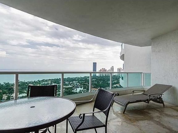 4th image of 20201 E Country Club Dr APT 2704