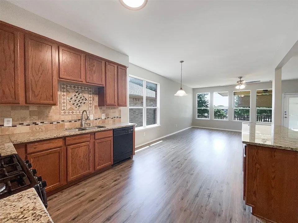 7233 Lindentree Ln