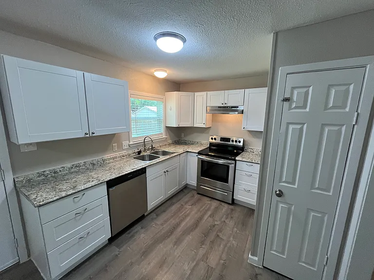 2100 Camden Dr — Photo 7