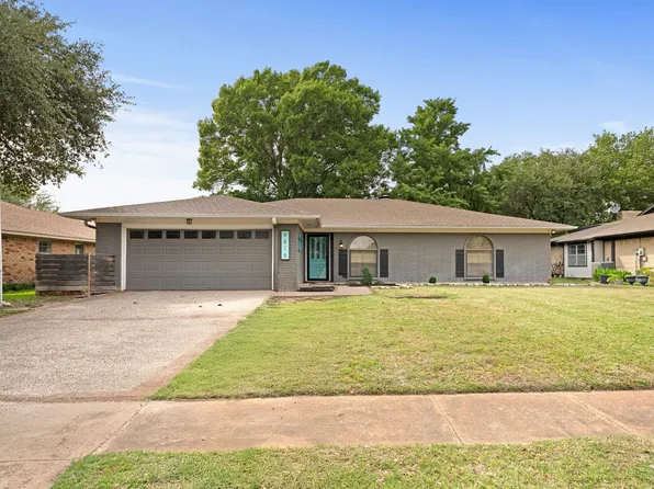 9816 Westpark Dr, Benbrook, TX 76126