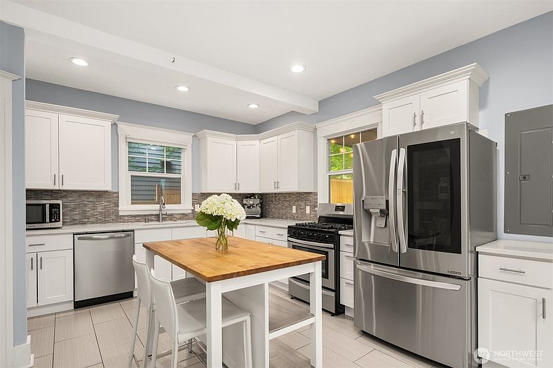 5th image of 325 23rd Avenue E