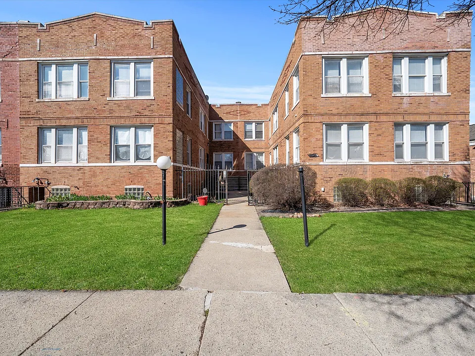 9726 S Prairie Ave #1REAR