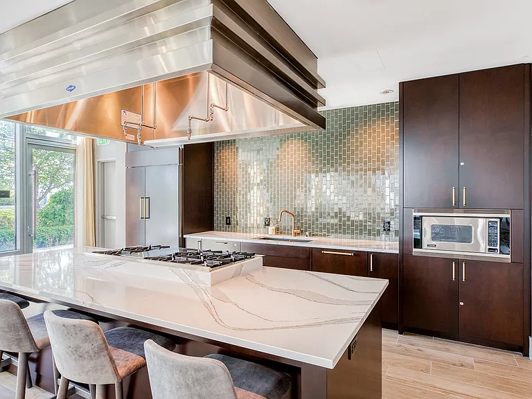 Gorgeous exhibition kitchen perfect to host your next gathering