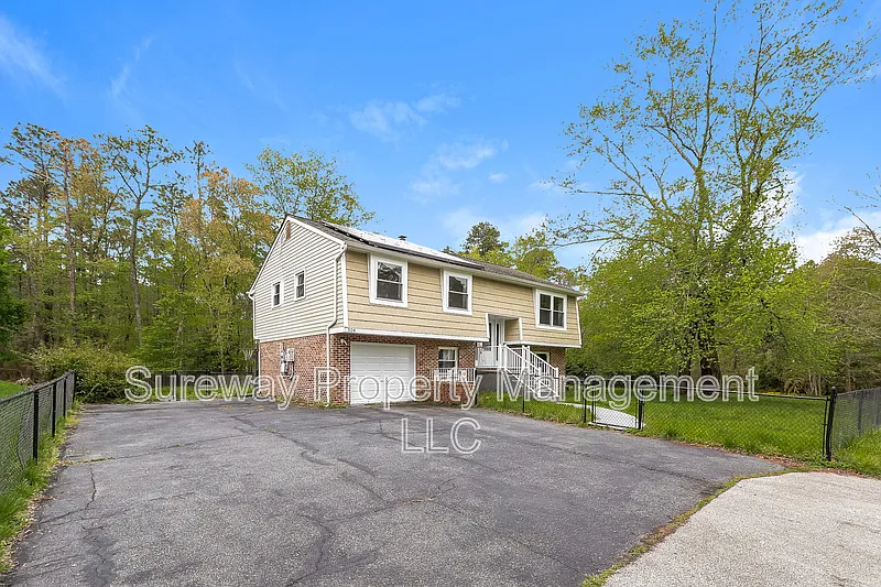 Building Photo - 524 Larch Ave
