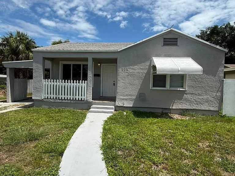 933 30th Ct — Photo 2