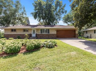 654 Grandview Ave W, Roseville, MN 55113