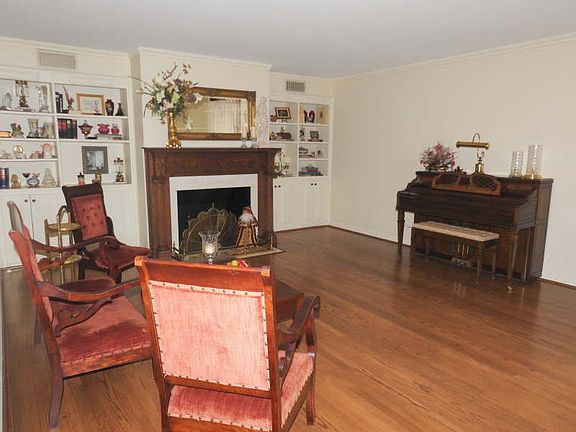 3rd image of 1010 Dogwood St