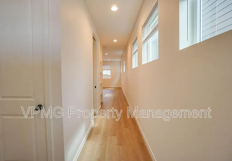 1605 NE 180th Ave — Photo 2
