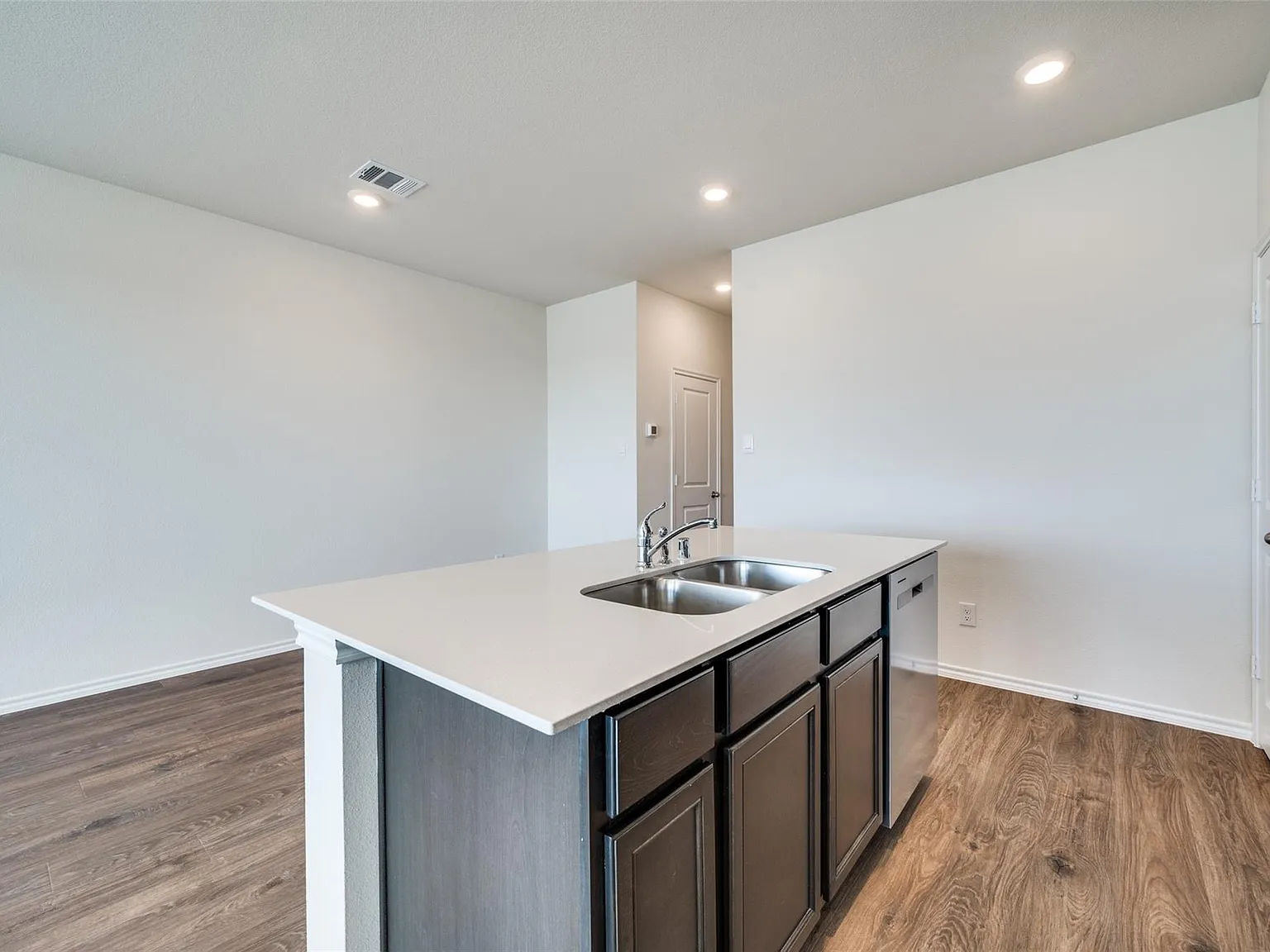 4 bed, 2.5 bath, 1648 sqft, $1,975 — Photo 4