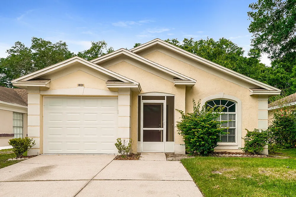 3 bed, 2.0 bath, 1384 sqft, $2,380 — Photo 1