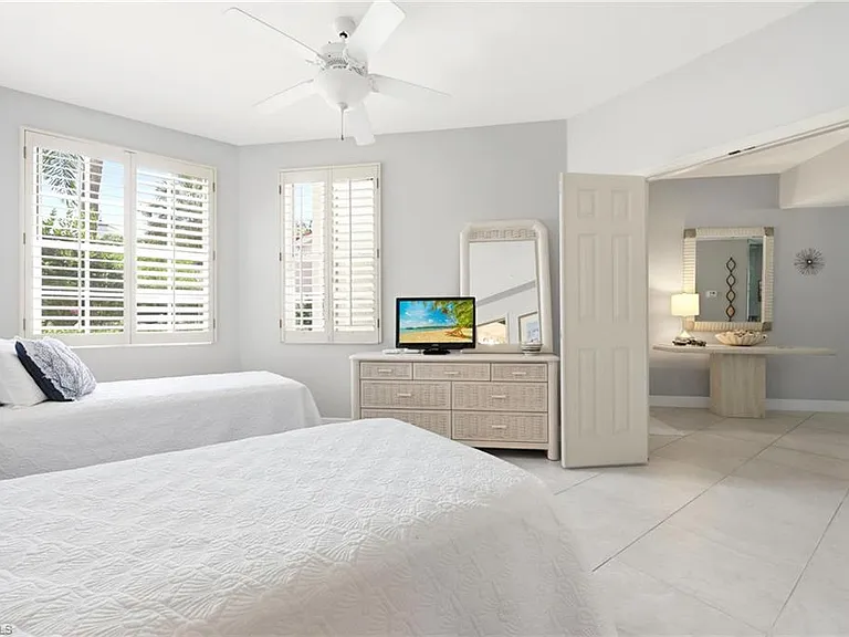 300 L Ambiance Cir #102 — Photo 23