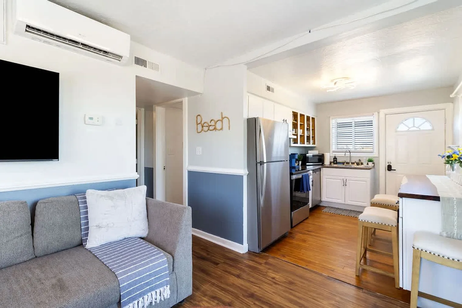 2 bed, 1.0 bath, 796 sqft, $2,687 — Photo 2