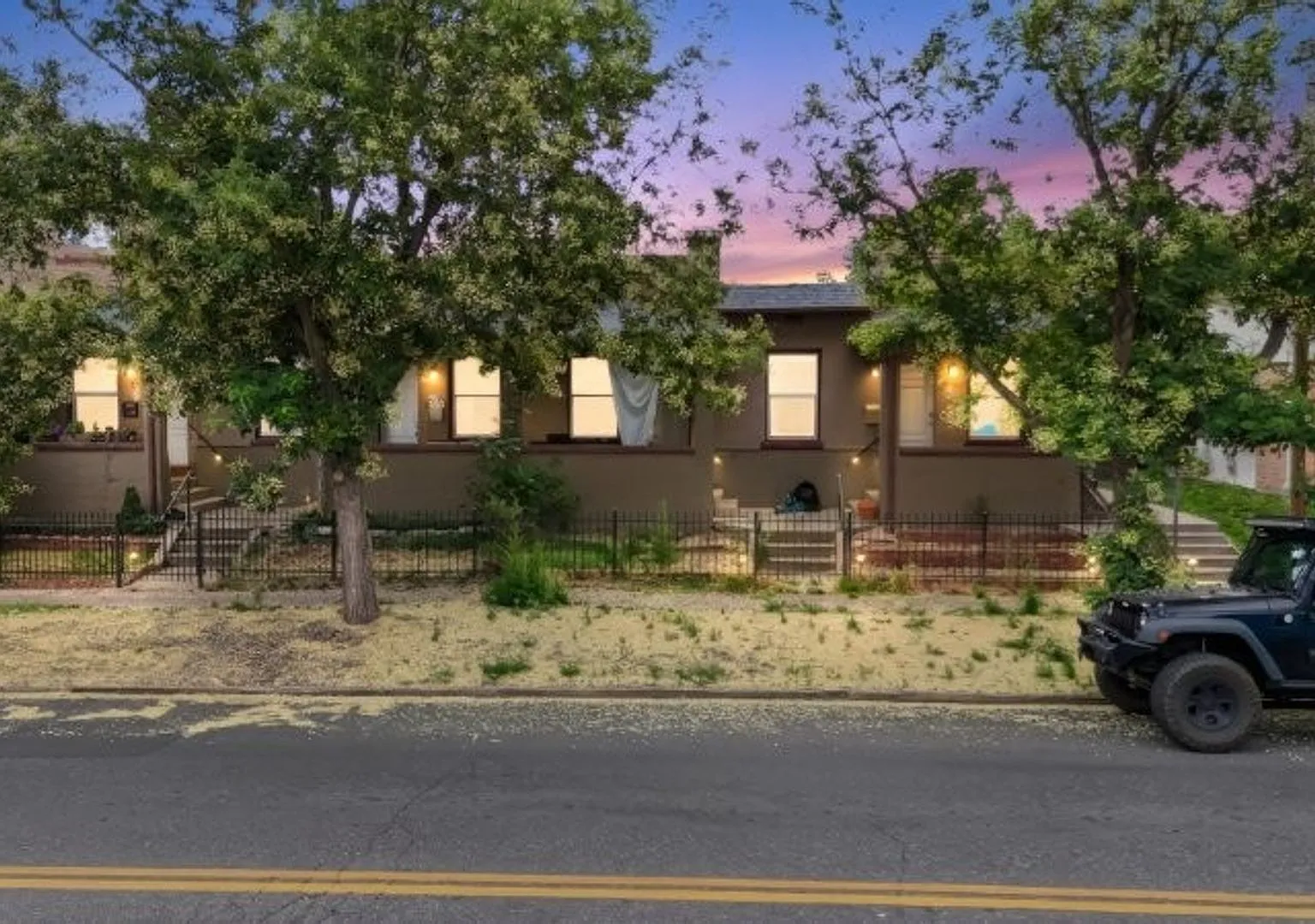 Hip end unit 2 bed/1 bath, 1 parking space, w/d included — Photo 1
