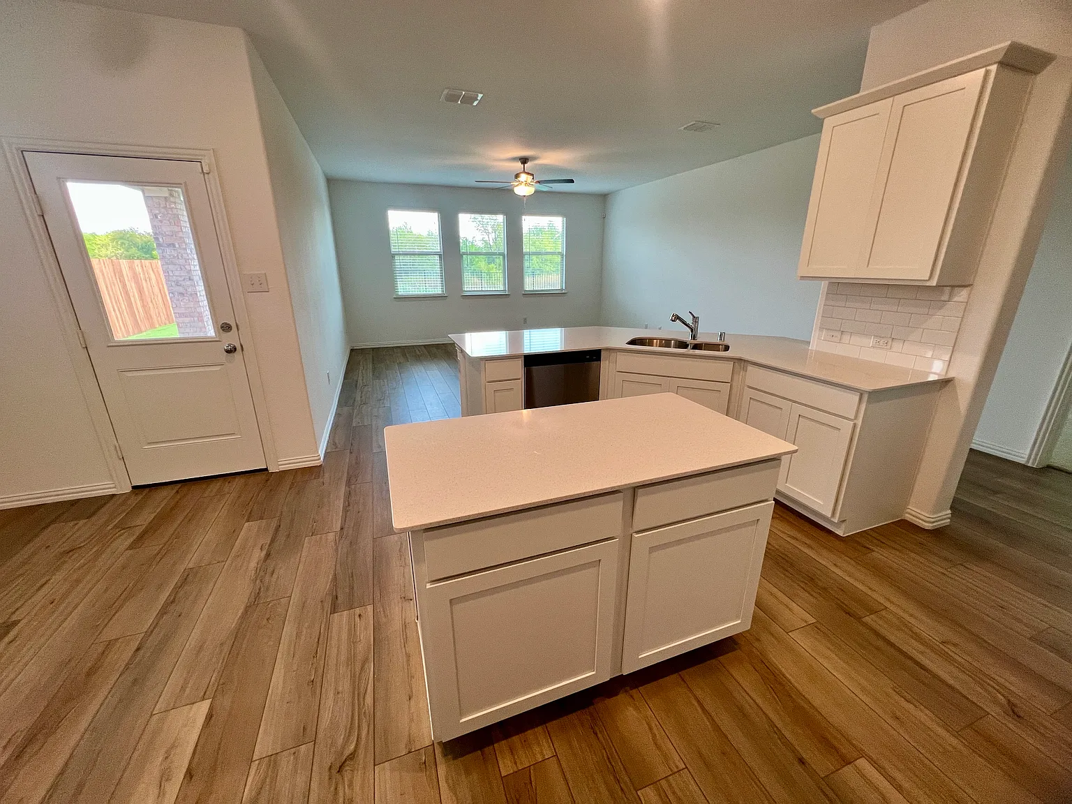 4 bed, 1996 sqft, $2,499 — Photo 4