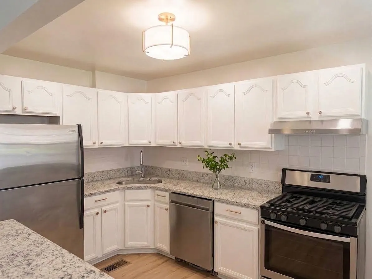 3 bed, 1080 sqft, $2,100 — Photo 3