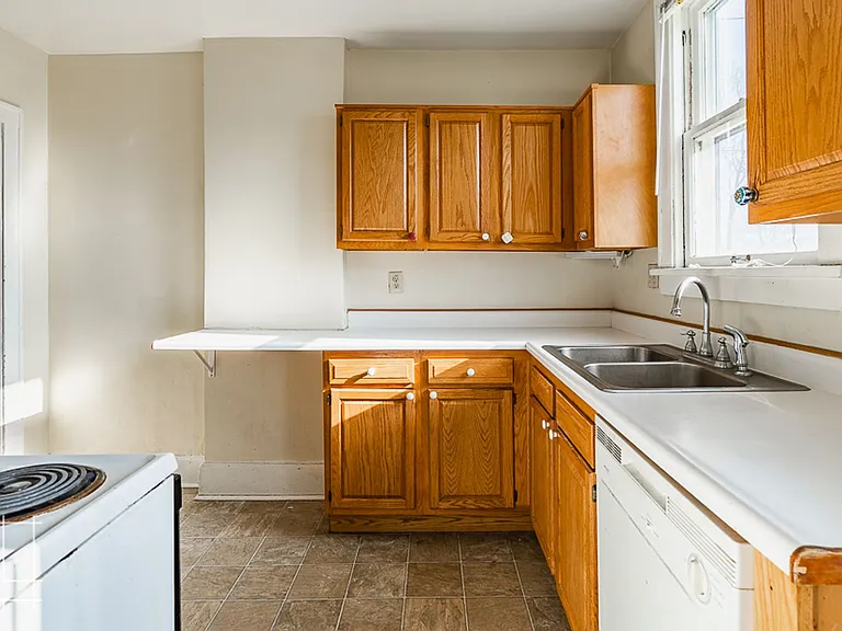 1448 Summit St — Photo 15