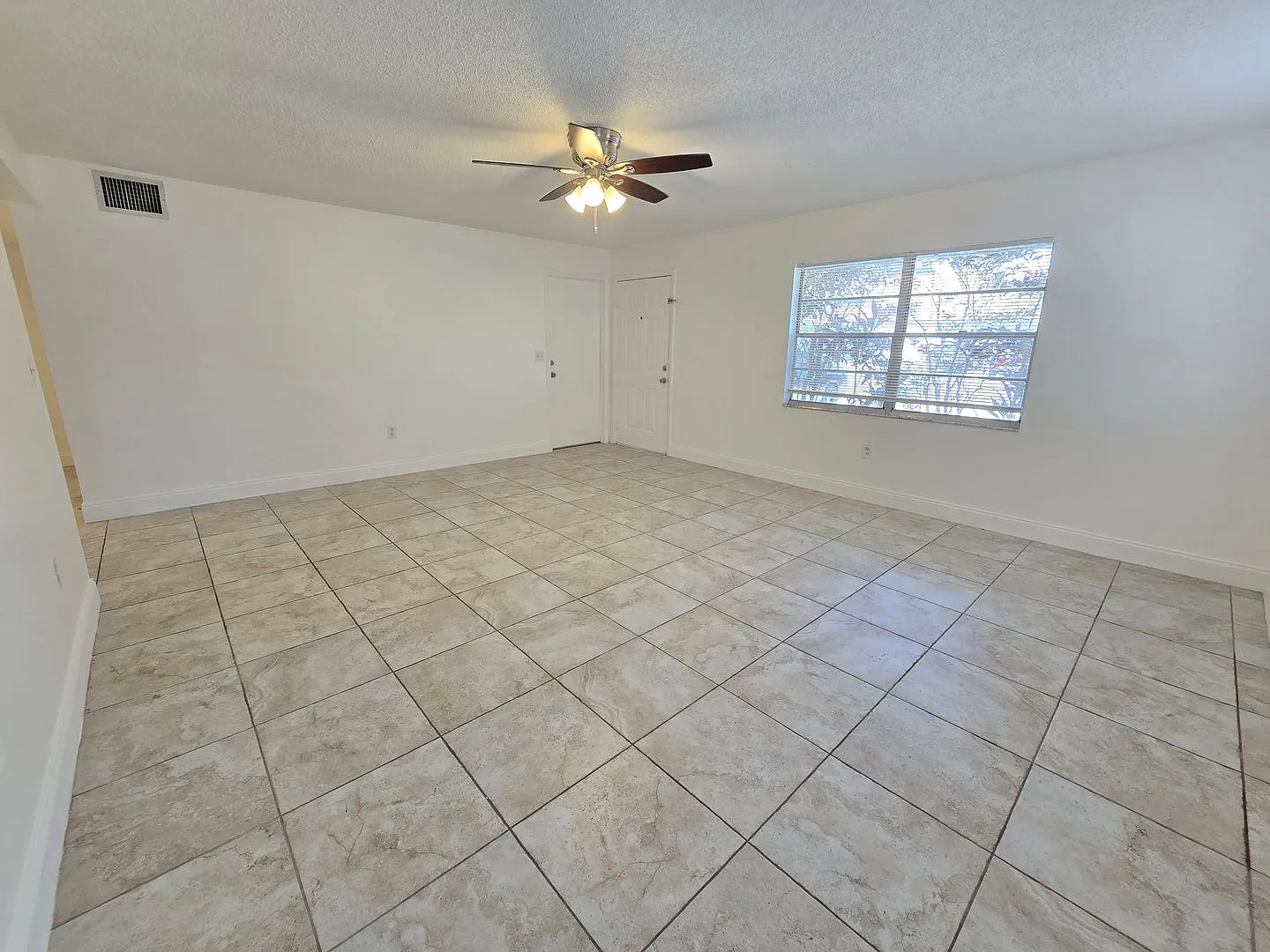 Nice 2 bed/ 2 bath/ 1 car garage near SRQ Airport - Ringling Museum Area — Photo 3