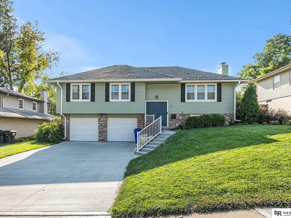 714 Donegal Dr, Papillion, NE 68046
