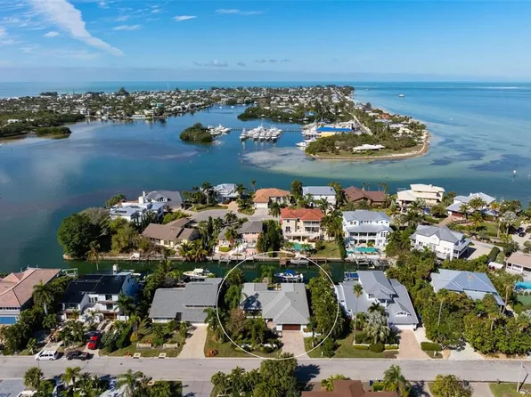 607 N Point Dr, Holmes Beach, FL 34217