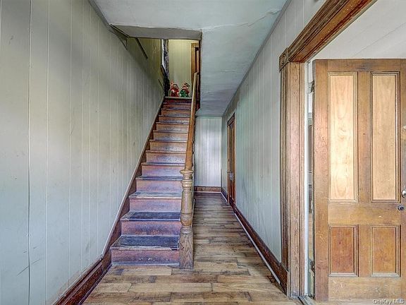 5th image of 125 Benkard Ave