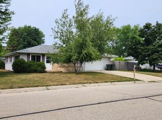 1200 Christopher Ct, Oconomowoc, WI 53066