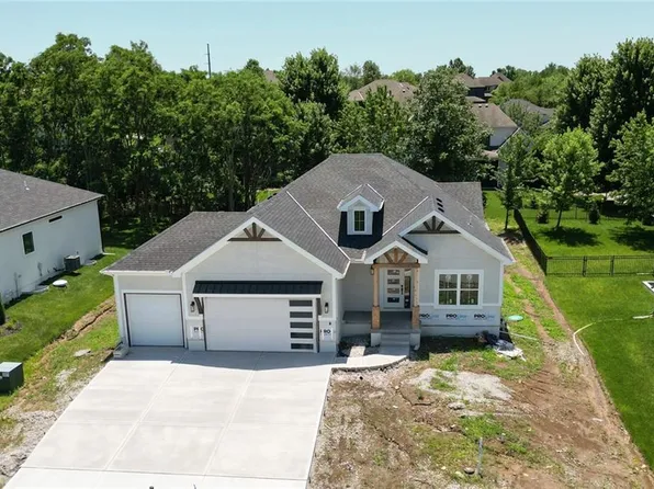 2616 NE Woodland Oak Dr, Lees Summit, MO 64086