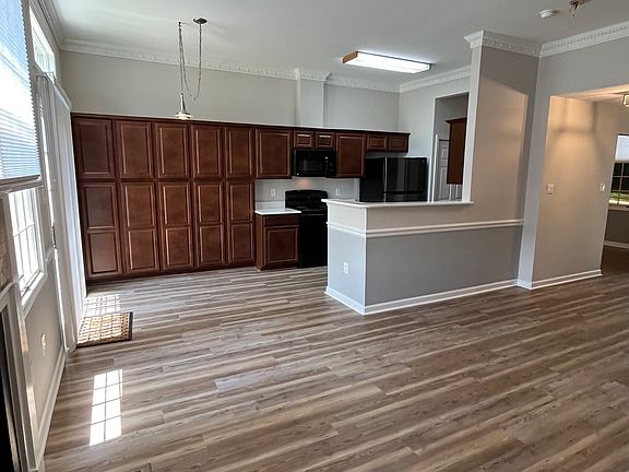 5th image of 208 W Park Dr