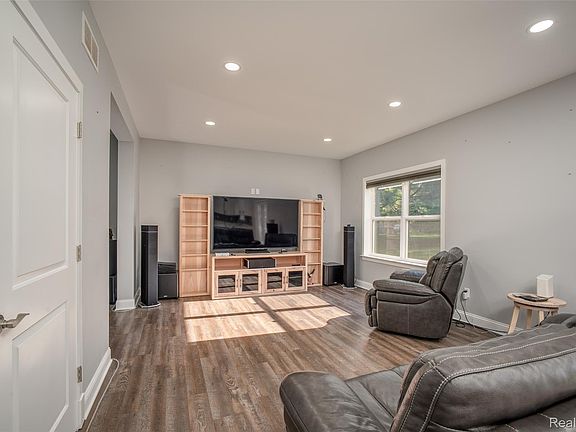 3rd image of 11913 Tuttle Hill Rd