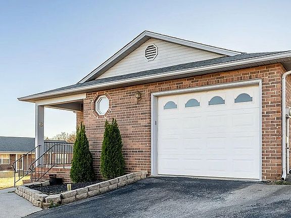 4th image of 2365 Governors Ct