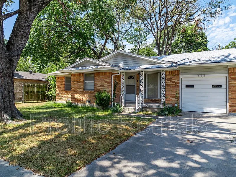 3 bed, 1.0 bath, 1088 sqft, $1,300 — Photo 4