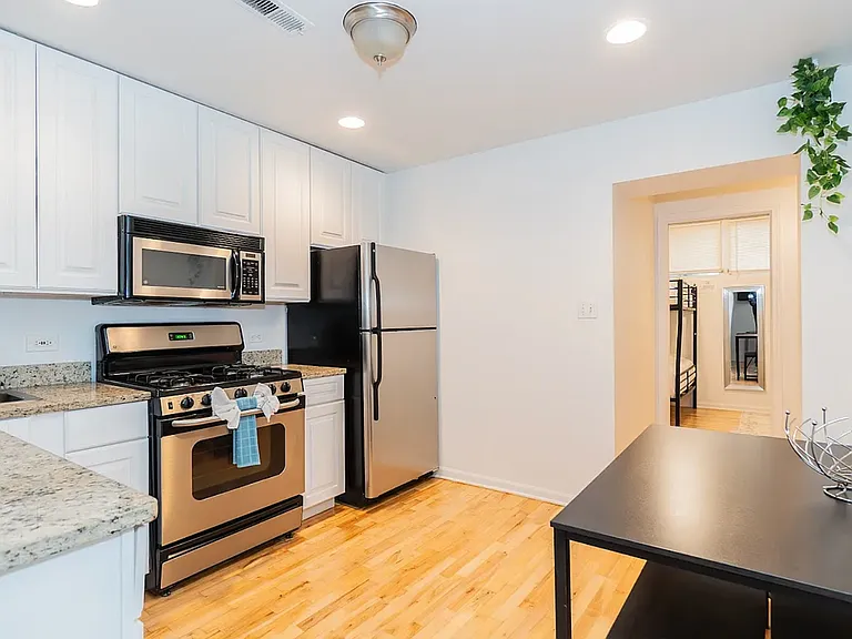 2544 N Burling St #1R — Photo 4