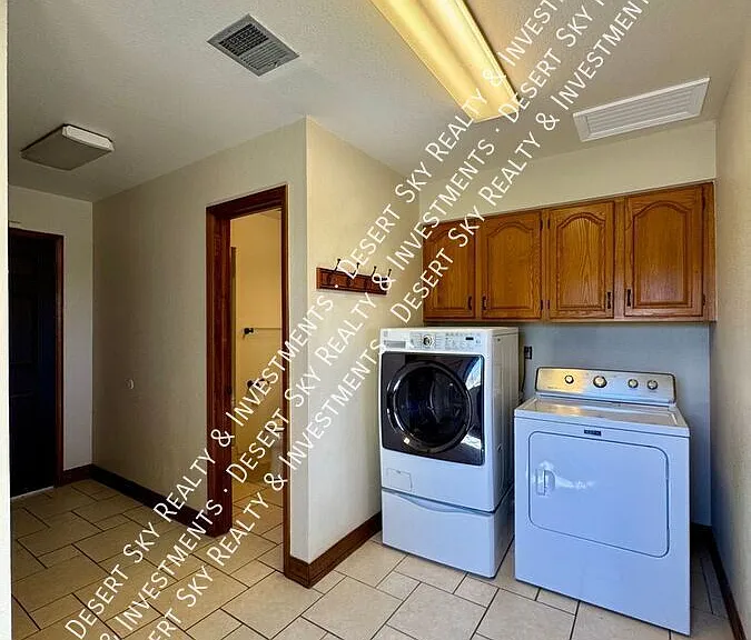 1719 Regal Rdg — Photo 38
