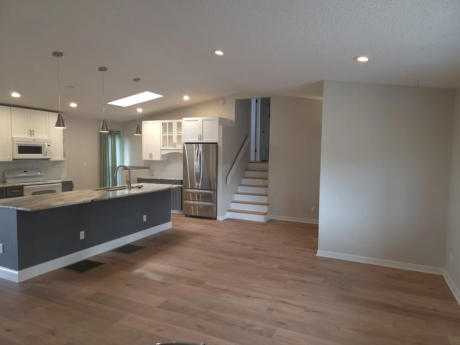 4 bed, 1908 sqft, $2,850 — Photo 3