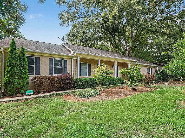 290 University Cir — Photo 24